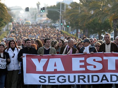 Un momento de la manifestación celebrada ayer por la tarde entre la playa de l&#39;Albir y Altea.