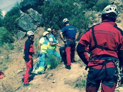 El GERA de Bomberos, en el lugar del accidente. 