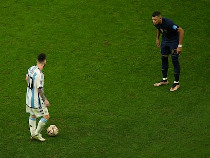 Lionel Messi y Kylian Mbappé durante la final disputada el pasado domingo.