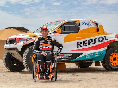 Isidre Esteve con el coche del equipo Repsol Toyota Rally Team antes de participar en el Rally Dakar 2023.