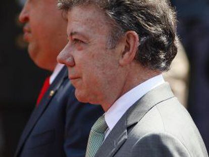 Juan Manuel Santos (al frente) durante su reunión hoy con Hugo Chávez.