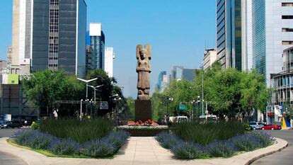 Recreación de la escultura 'La joven de Amajac' en la avenida Paseo de la Reforma.