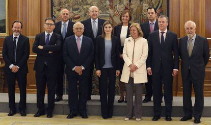 La Reina con representantes del proyecto comunicación publicitaria y educación.