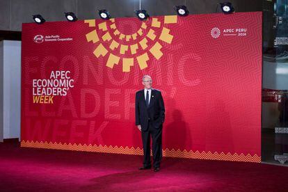 Pedro Pablo Kuczynski espera para saludar a los l&iacute;deres que participaron de la cumbre de la APEC en Lima, el 19 de noviembre.