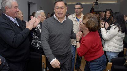 Marcos Martínez Barazón, alcalde de Cuadros y expresidente de la Diputación de León por el PP, es recibido por vecinos de la localidad tras salir de la cárcel a raíz de su detención en Púnica, en 2014.