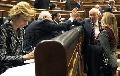 El ministro de Exteriores, Miguel Ángel Moratinos, y el portavoz de CiU en el Congreso, Josep Antoni Duran Lleida, se saludan durante la sesión de control al Gobierno, celebrada minutos antes del anuncio oficial de la liberación de la rehén española Alicia Gámez.