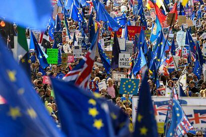 Partieron desde el céntrico Hyde Park tras una pancarta que decía "Juntos por tener la última palabra" en dirección del Parlamento de Westminster, donde los diputados celebraban una sesión excepcional para debatir el nuevo acuerdo de divorcio concluido entre Londres y la Unión Europea (UE).