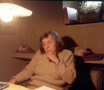 Patricia Highsmith en su casa de Aurigeno, Suiza, en 1985.