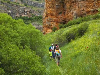 Unos excursionistas en el cañón de Caracena, en la provincia de Soria.