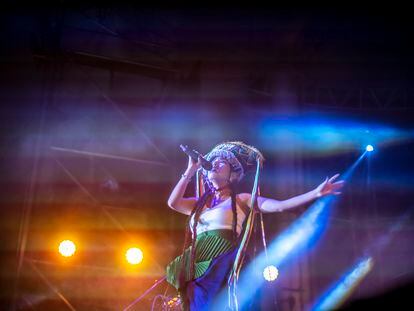 La cantante peruana Renata Flores durante su concierto el día 03 de diciembre en el marco de la Feria Internacional del Libro de Guadalajara. 