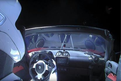El nuevo modelo Tesla Roadster tiene capacidad para cuatro personas, acelera de 0 a 100 km/h en 1,9 segundos y tiene una aceleración máxima de 400 km/h (en el planeta Tierra) aproximadamente y un par motor de 10.000 Nm. El coche (y el muñeco de pruebas que va como piloto) se han excedido de la órbita de Marte y el 'coche espacial' se dirige hacia el cinturón de asteroides.