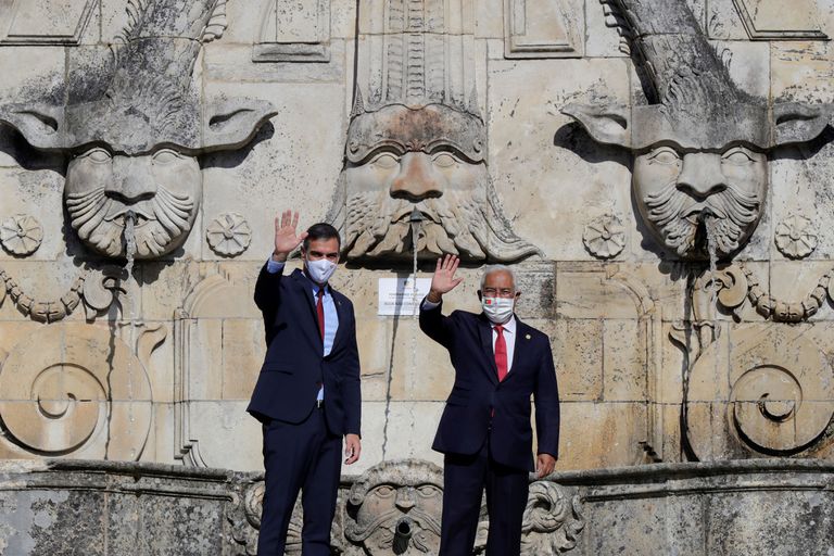 Pedro Sánchez y Antonio Costa saludan a la prensa antes de comenzar la cumple en la ciudad portuguesa de Guarda.