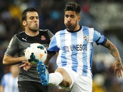 Samuel y Fuentes pugnan por un balón