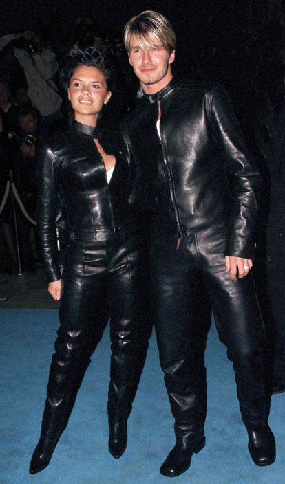 Así de conjuntados acudieron David y Victoria Beckham a una fiesta organizada por Versace en Londres, en junio de 1999. La pareja también será recordada por llevar trajes del mismo tono lila en el convite de su boda.