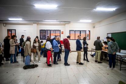 Colas para votar en el colegio del Instituto de Enseñanza Secundaria Beatriz Galindo, en Madrid. 