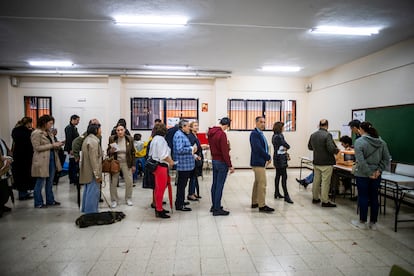 Colas para votar en el colegio del Instituto de Enseñanza Secundaria Beatriz Galindo, en Madrid. 