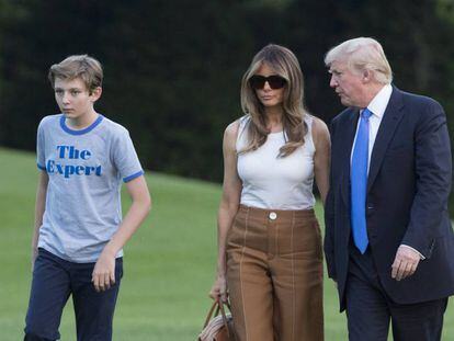 El presidente Donald Trump recibe a su mujer, Melania, y su hijo, Barron en la Casa Blanca el 11 de junio.