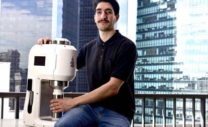 El diseñador Franco Di Paolo muestra el prototipo de Néctar, la máquina para producir aceite de cannabis.