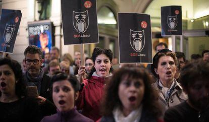 Los miembros del coro del Liceo cantan el 'Va pensiero' del Nabucco en las Ramblas, como protesta.