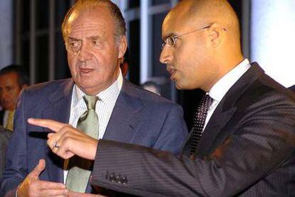 El Rey atiende las explicaciones de Saif el Islam Gaddafi durante el recorrido por la exposición <i>El desierto no es silencio,</i> en el Jardín Botánico.