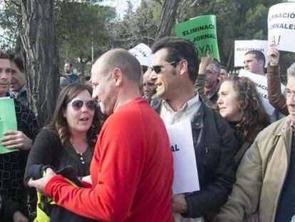El alcalde de Jódar (Jaén), el socialista José Luis Hidalgo, a su llegada a La Moncloa, donde le recibieron decenas de vecinos.
