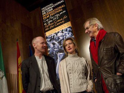 Piluca Baquero, entre el guionista Paul Laverty y el director Ken Loach, en el Festival de Cine Pol&iacute;tico de Ronda de 2010.