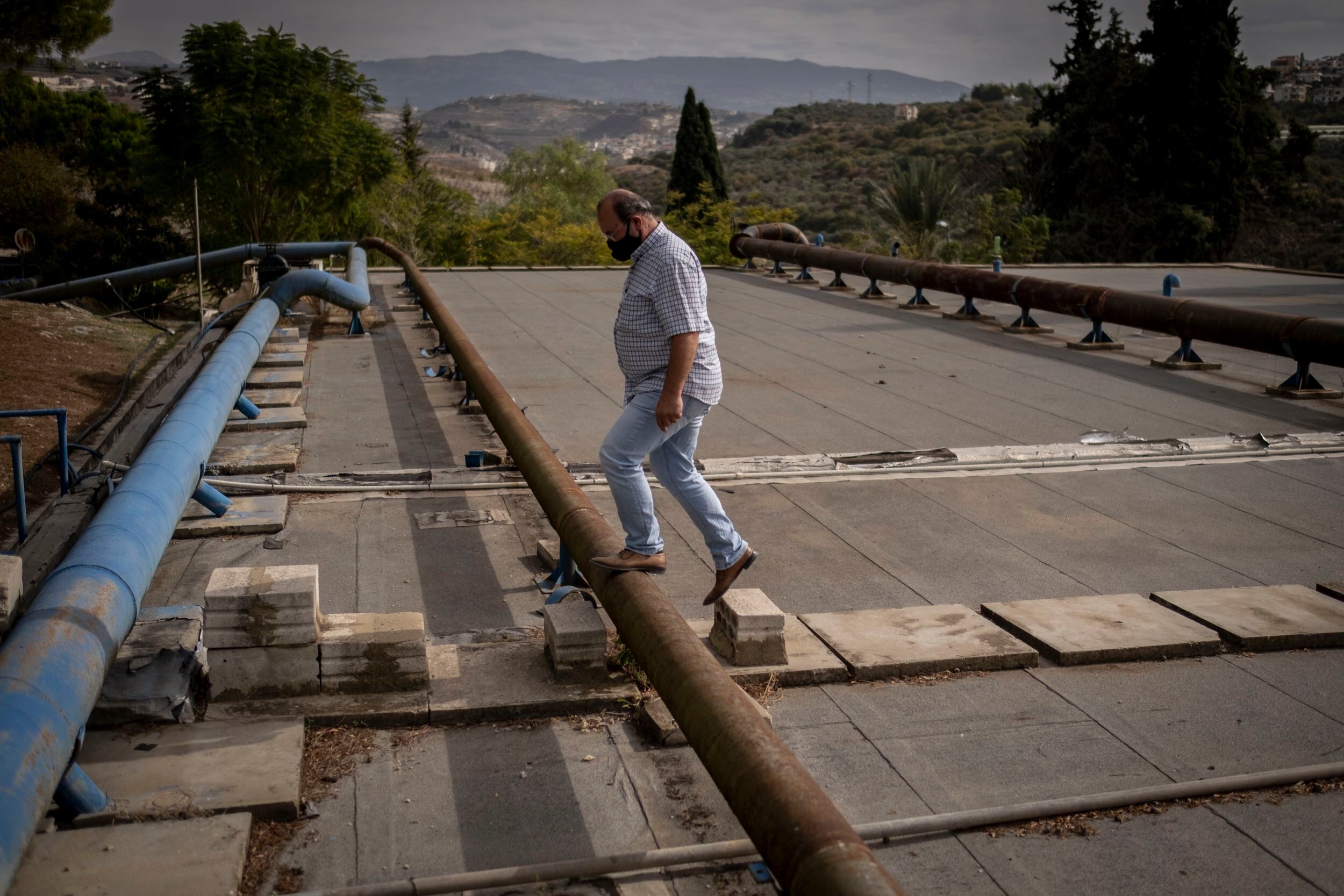 Un trabajador del Establecimiento de Agua del Sur del Líbano (SLWE en sus siglas en inglés), camina por las instalaciones de una de las empresas públicas de agua en Saida.