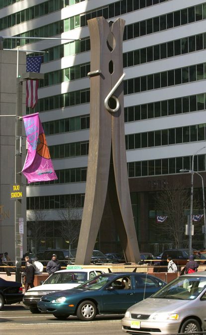 'Pinza de ropa', una de las características obras de Claes Oldenburg, expuesta en una calle de Filadelfia en 2002.