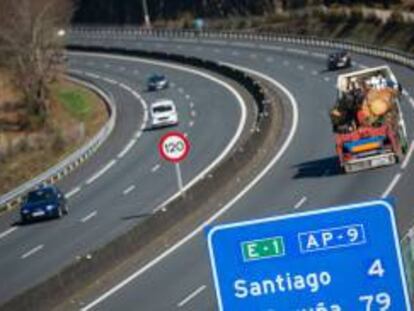 Vehículos circulando en la AP-9.