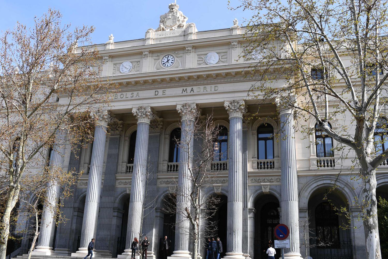 Fachada del edificio de la Bolsa de Madrid.