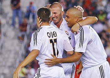 Beckham, Owen y Ronaldo celebran el gol de este último ayer en Son Moix.