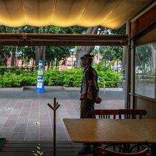 Un camarero espera la llegada de algún cliente en el restaurante Entrevero, en la plaza de Coyoacán de Ciudad de México.