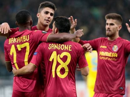 Bakambu celebra con sus compañeros el tercer gol del Villarreal.