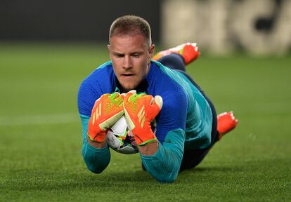 Ter Stegen atrapa un balón durante el calentamiento del último partido de Champions del Barcelona.
