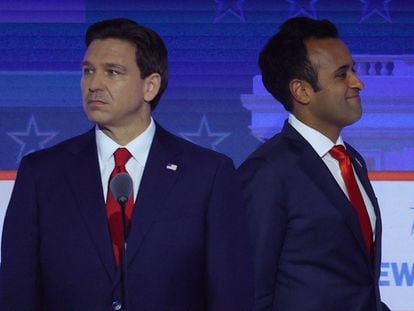 El exejecutivo de biotecnología, Vivek Ramaswamy y el gobernador de Florida, Ron DeSantis, en el primer debate de candidatos republicanos de la campaña presidencial de Estados Unidos en Milwaukee (Estados Unidos), este miércoles