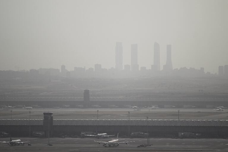 Contaminación por aire subsahariano con el aeropuerto de Barajas en primer término y al fondo las cuatro torres de la Castellana, en diciembre de 2019.
