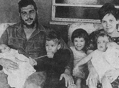 El Che, con su mujer Aleida March y sus hijos Ernesto, Camilo, Aleida y Celia, fotografiados en La Habana en marzo de 1965.
