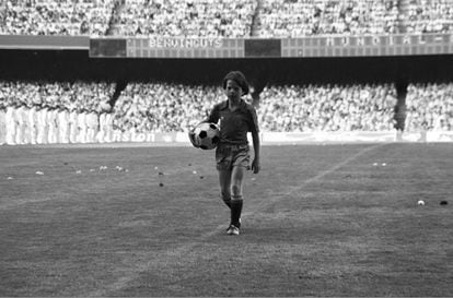 Un niño lleva el balón al centro del campo en la ceremonia inaugural del Mundial de España 82, en el Camp Nou.