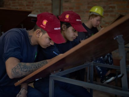Alumnos del taller de albañilería de la Escuela Taller de Asunción, financiada por la Cooperación Española.
