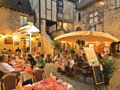 Terraza de un restaurante en la parte medieval de Sarlat-la-Caneda, en La Dordoña (Francia).