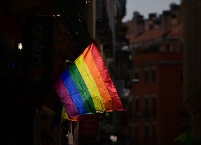 Una bandera arcoíris en un balcón del madrileño barrio de Chueca (España), este miércoles.