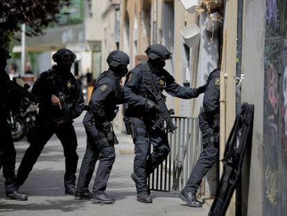 Agentes de los Mossos entran en un portal de la calle Sant Josep Oriol.