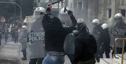 Disturbios entre manifestantes y policías, este miércoles en Atenas.