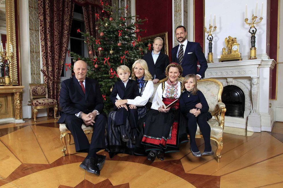 La familia real noruega en su felicitación de Navidad de 2011. Los reyes Harald y Sonia junto al heredero, Haakon, y su esposa, Mette Marit. En la imagen también están presentes los hijos de la pareja, Marius Borg (de pie, junto a Haakon), la princesa Ingrid Alexandra (junto a la reina Sonia) y el príncipe Sverre Magnus (junto a Mette Marit).