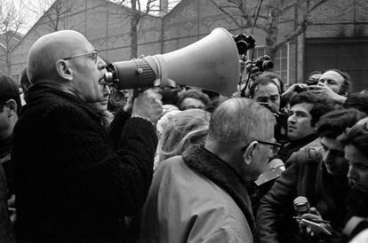 Foucault y Jean Paul Sartre protestan por el asesinato de Pierre Overney, un trabajador de Renault que murió en 1972 a manos de un agente de seguridad mientras repartía panfletos políticos.