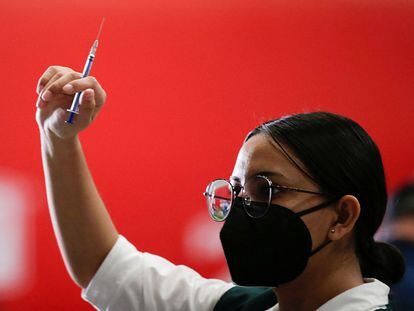 Una trabajadora sanitaria sostiene una jeringa vacía en Santa Catarina, en el Estado mexicano de Nuevo León, el 19 de enero de 2021.