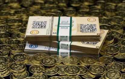 'Bitcoins' acuñados por Mike Caldwell, un entusiasta de esta moneda virtual en Sandy (Utah), y fotografiados el 31 de enero.