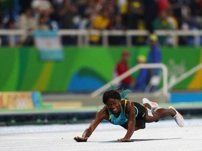 Shaunae Miller sobre la línea de meta en la final de 400m femenino de Río.