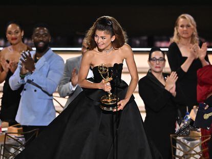 Zendaya recoge su premio Emmy a mejor actriz por 'Euphoria' el 12 de septiembre de 2022 en Los Ángeles, California.