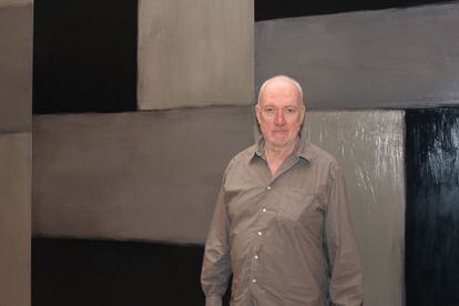 Sean Scully delante de una de sus obras.